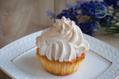 Bir sepet içinde hava kek