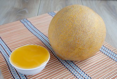 Oluklar ve ballı bir kasenin içine bütün taze kavun