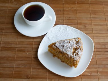 Taze organik havuç kek dekore edilmiştir. Bir fincan kahve ile çok kolay