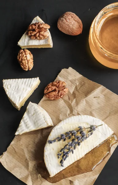 Ballı ve lavantalı Camembert peyniri.