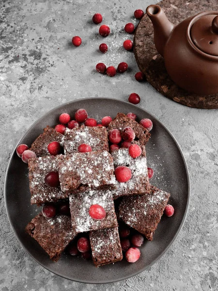 Brownie de chocolate sobre fondo gris con arándanos rojos — Foto de Stock