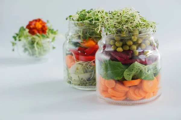 Un bocadillo de verduras crudas en un vaso. Opciones de bocadillos vegetarianos sobre la marcha — Foto de Stock