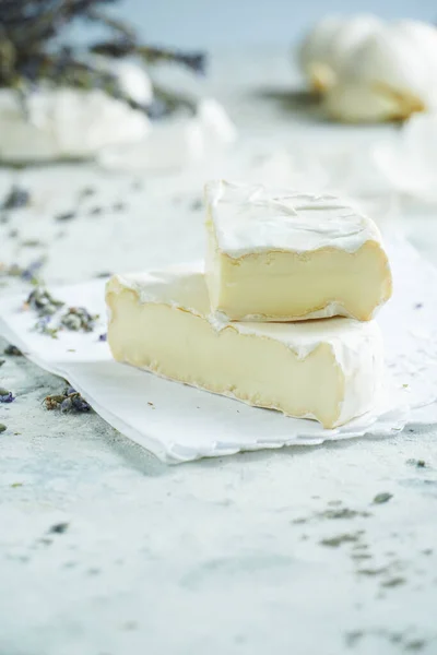 Camembert cheese on a background of garlic and lavender — Stock Photo, Image