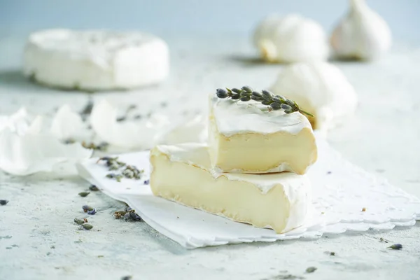 Sarımsak ve lavanta arkaplanlı Camembert peyniri. — Stok fotoğraf