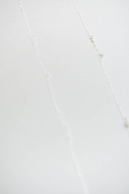 Yırtık kenarları pürüzsüz beyaz el yapımı kağıt çarşaflar yumuşak, minimal bir doku oluşturuyor. Kolaj, kırtasiye ve markalaşma şablonları için nötr arkaplan ideali.