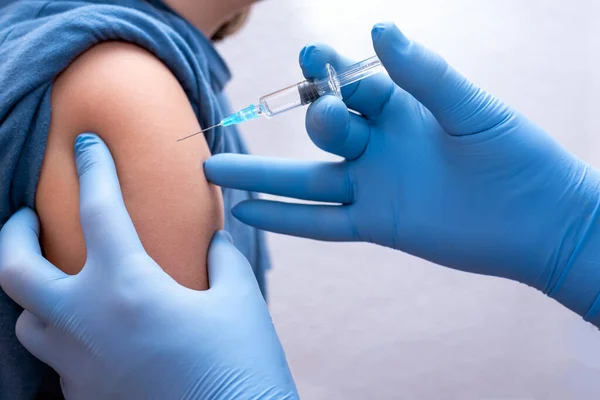 Kék Kesztyűs Kezek Készülnek Beadni Vakcinát Valakinek Karjába Stock Kép