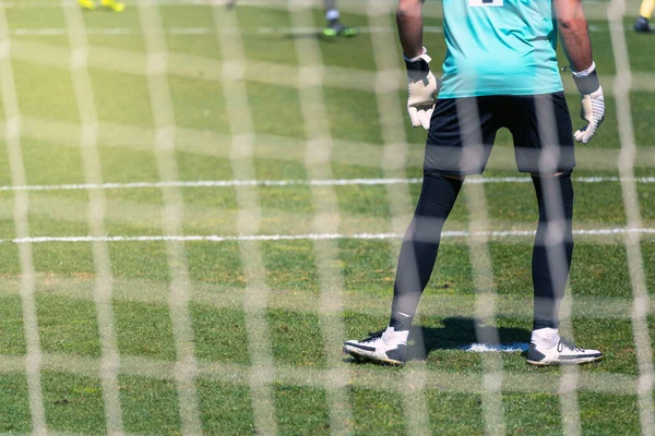 Fotboll Spelare Träffar Bollen Med Höger Ben Naturligt Gräs Yta — Stockfoto