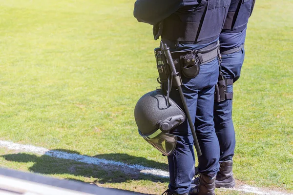 Δύο Αστυνομικοί Ταραχών Εξοπλισμένοι Διαφορετική Προστασία Στο Γήπεδο Ποδοσφαίρου — Φωτογραφία Αρχείου