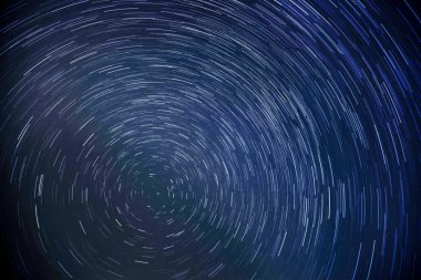 Kutup yıldızının etrafında dönen birden fazla yıldızın oluşturduğu muhteşem gökyüzü