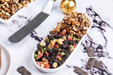 Çikolata, kurutulmuş meyve, ceviz, badem, fıstık, şeker, kuru üzüm ve meyve dolu ev yapımı tatlı ekmek Noel ve Şükran Günü ekmeği.. 