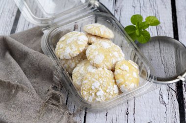 Çikolata, limon ve nane aromalı kurabiyeler ve beyaz tabakta şekerli kırmızı kadife kurabiyeler. Yemek stili.  