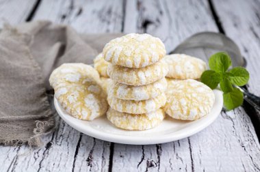 Çikolata, limon ve nane aromalı kurabiyeler ve beyaz tabakta şekerli kırmızı kadife kurabiyeler. Yemek stili.  