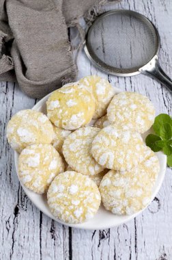 Çikolata, limon ve nane aromalı kurabiyeler ve beyaz tabakta şekerli kırmızı kadife kurabiyeler. Yemek stili.  