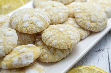 Çikolata, limon ve nane aromalı kurabiyeler ve beyaz tabakta şekerli kırmızı kadife kurabiyeler. Yemek stili.  