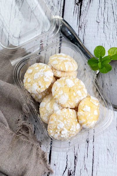 Çikolata, limon ve nane aromalı kurabiyeler ve beyaz tabakta şekerli kırmızı kadife kurabiyeler. Yemek stili.  