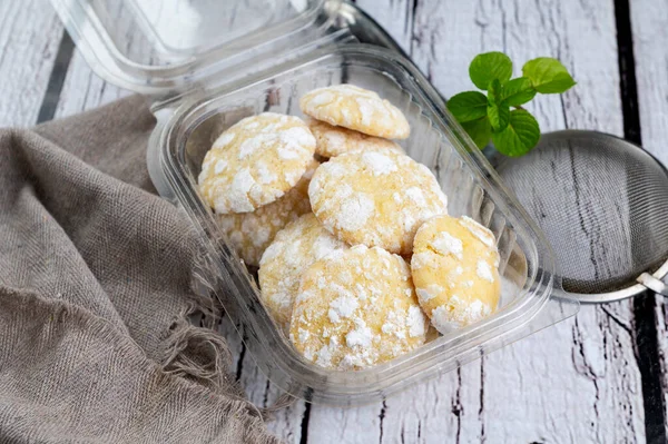 Çikolata, limon ve nane aromalı kurabiyeler ve beyaz tabakta şekerli kırmızı kadife kurabiyeler. Yemek stili.  