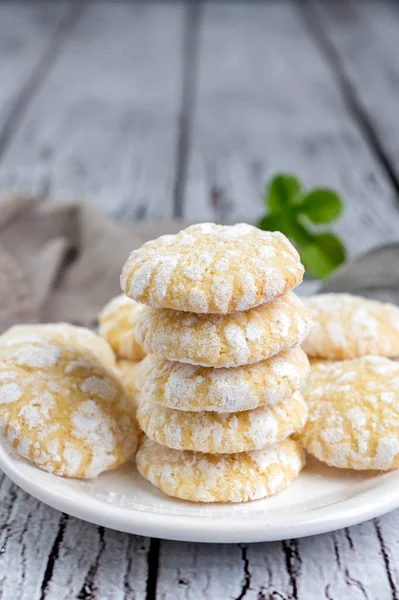 Çikolata, limon ve nane aromalı kurabiyeler ve beyaz tabakta şekerli kırmızı kadife kurabiyeler. Yemek stili.  