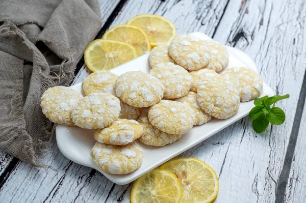 Çikolata, limon ve nane aromalı kurabiyeler ve beyaz tabakta şekerli kırmızı kadife kurabiyeler. Yemek stili.  