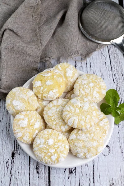 Çikolata, limon ve nane aromalı kurabiyeler ve beyaz tabakta şekerli kırmızı kadife kurabiyeler. Yemek stili.  