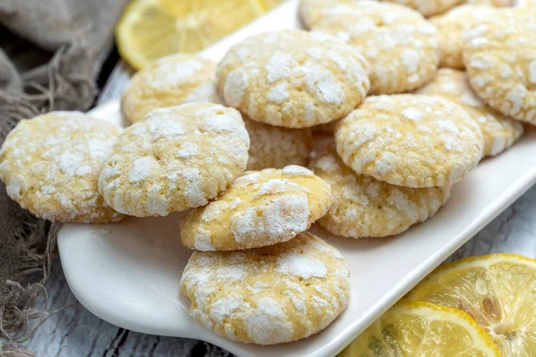 Çikolata, limon ve nane aromalı kurabiyeler ve beyaz tabakta şekerli kırmızı kadife kurabiyeler. Yemek stili.  