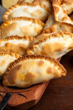 Et, jambon ve peynir, sebze, rokfor peyniri, domuz pastırması, yumurta, zeytin, vejetaryen ve vejetaryen ile dolu ev yapımı hamur ile pişirilmiş Creole börekleri.. 