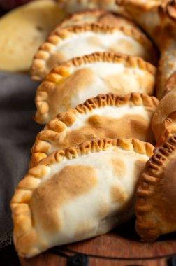 Et, jambon ve peynir, sebze, rokfor peyniri, domuz pastırması, yumurta, zeytin, vejetaryen ve vejetaryen ile dolu ev yapımı hamur ile pişirilmiş Creole börekleri.. 