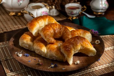 Öğleden sonra çayı ya da kahvaltısı için taze kruvasan tabağı, çay ve bisküvi de dahil..