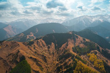 Dağları ve mavi gökyüzü olan güzel bir manzara.