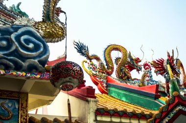 İkiz Ejderler Çin tapınağın çatısında heykeli 