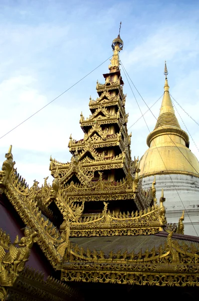 Estupa dourada ou estilo jedi tailandês — Fotografia de Stock