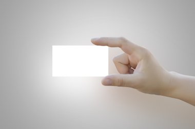 Eli boş kağıt etiket veya etiket tutan kadın 