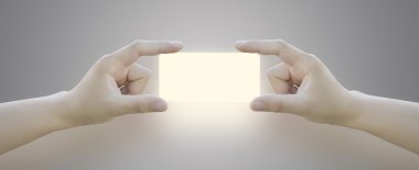 Eli boş kağıt etiket veya etiket tutan kadın