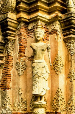 Oymalar ve antik Tayland tapınak heykelleri 