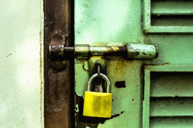 metal kilitleme kapı güvenlik koruma asma kilit kapalı