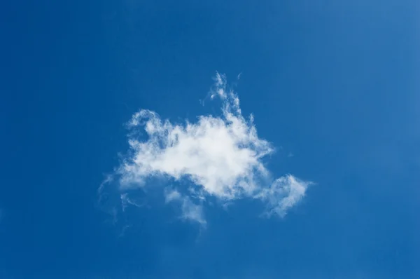 Nuvola bianca nel cielo blu — Foto Stock