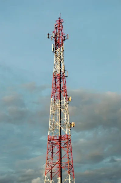 Torre de telecomunicações com sistema de antena de telefone celular 3g — Fotografia de Stock