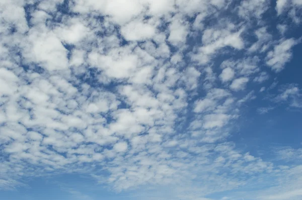 与蓬松的白色云彩的天空背景 — 图库照片