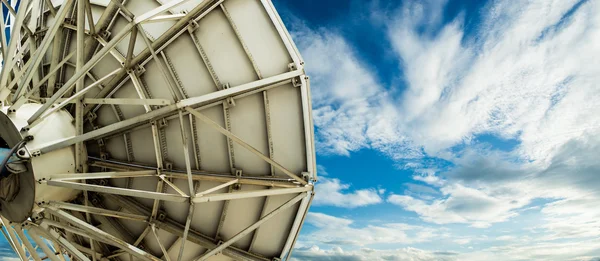 Antena parabólica com fundo céu azul — Fotografia de Stock