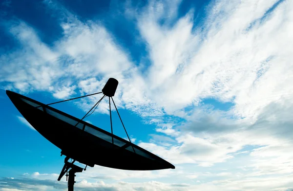 Dados de transmissão de antenas parabólicas no céu azul de fundo — Fotografia de Stock