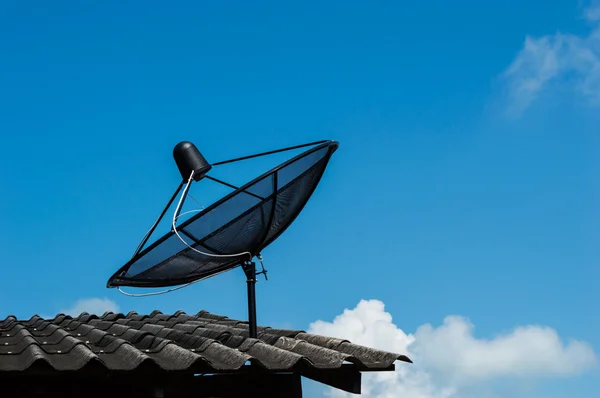 Antena parabólica no telhado da casa2 — Fotografia de Stock