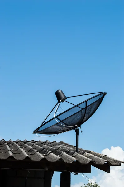 Antena parabólica no telhado da casa. — Fotografia de Stock