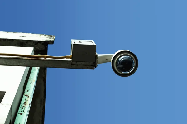 Hi-tech dome type camera and a blue sky — Stock Photo, Image