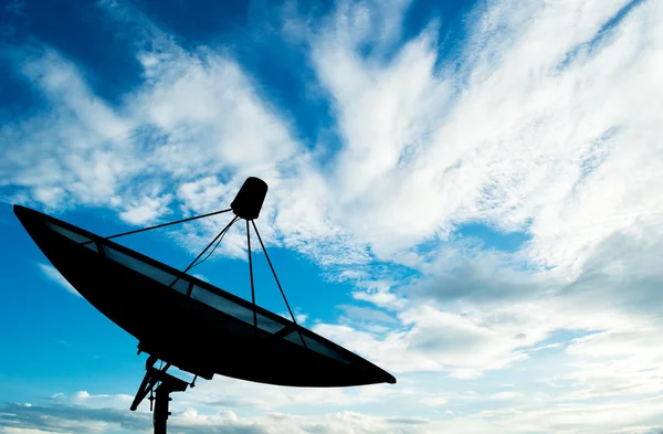 Data transmisi piringan satelit di langit biru latar belakang Stok Foto Bebas Royalti