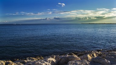 Mavi güneşli öğleden sonra