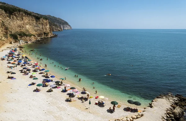 Spiaggia di Punta rossa in Mattinata - Gargano - Puglia — Foto Stock