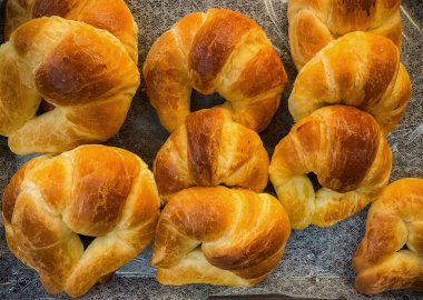 Bir tepsi cuernitos; Meksika 'da çok popüler olan Fransız kruvasanına benzer bir ekmek, geleneksel ekmeğin bir parçası, tatlı ya da lezzetli olabilir ve yalnız yenebilir ya da sandviç yapmak için kullanılabilir..