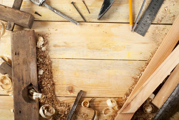 Zimmermannswerkzeuge auf Holztischhintergrund. Ansicht von oben. Kopierraum — Stockfoto