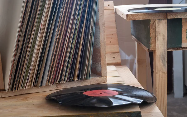 Disque vinyle avec espace de copie devant une collection d'albums titres factices, procédé vintage — Photo