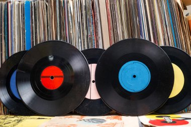 Vinil kaydı kopya alanı önünde bir koleksiyon Albümler kukla başlıklar, vintage süreci ile