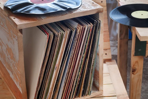 Disque vinyle avec espace de copie devant une collection d'albums titres factices, procédé vintage — Photo